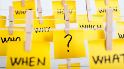 Fragen auf gelben Notizzetteln