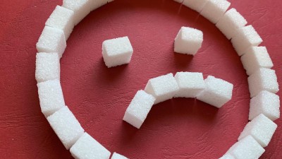 Trauriges Gesicht aus Zuckerwürfeln