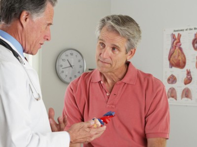 Arzt erklärt etwas einem Patienten