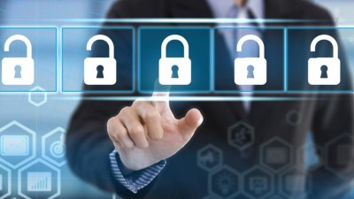 Eine männliche Hand zeigt auf virtuelle Schlösser