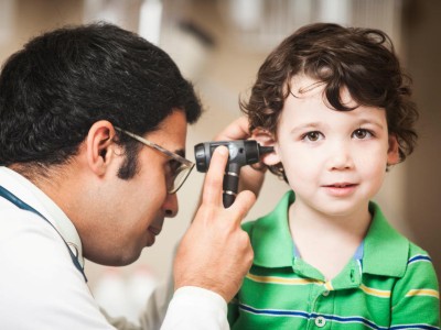 HNO-Untersuchung beim Jungen