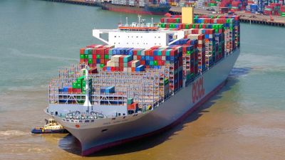 Containerschiff rangiert in Hafen