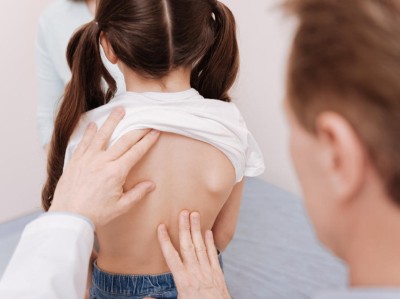 Rückenuntersuchung bei kleinem Mädchen