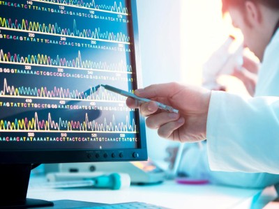 Auf einem Computer werden genetische Daten angezeigt