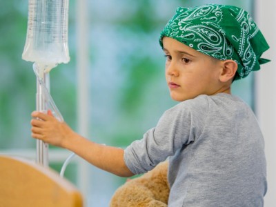 Kind erhält Leukämie Therapie