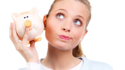 Junge Frau mit Sparschwein