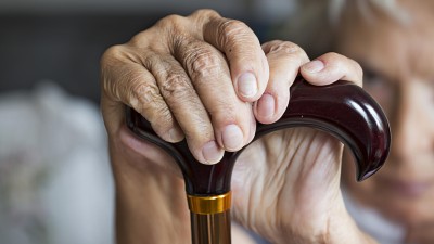 Ältere Hände mit Gehstock