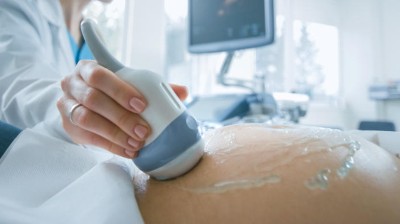Ärztin macht Ultraschall bei einer Schwangeren