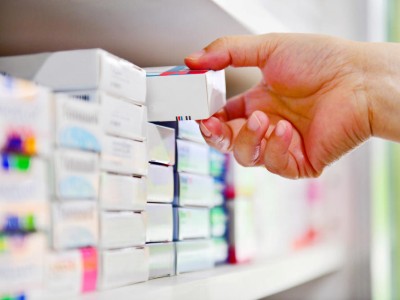 Medikamente werden aus dem Schrank geholt