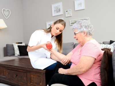 Ältere Dame in Reha