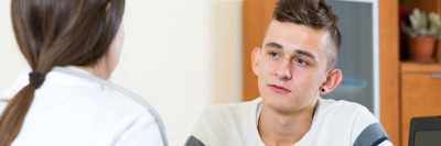Jugendlicher im Gespräch mit Ärztin