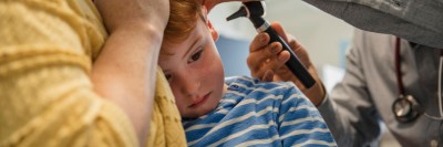 Otoskopie bei einem jungen Kind