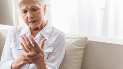 Ältere Dame hat Schmerzen in der Hand