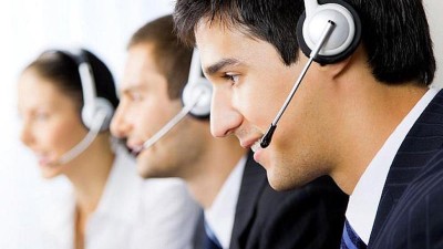 Call Center-Mitarbeiter bei der Arbeit