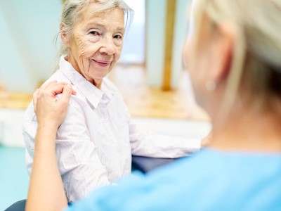 Seniorin wird von Personal betreut