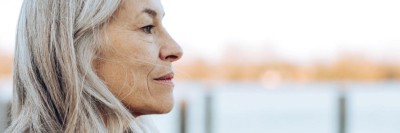 Eine ältere Frau schaut in die Ferne