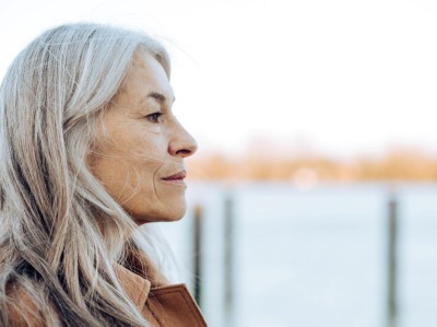 Eine ältere Frau schaut in die Ferne