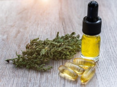 Glasflasche die CBD-Öl enthält, CBD-Tabletten und medizinisches Cannabis