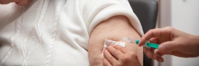 Eine ältere Seniorin wird geimpft