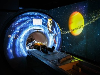 Kinder-MRT mit Videoprojektion „Weltall“