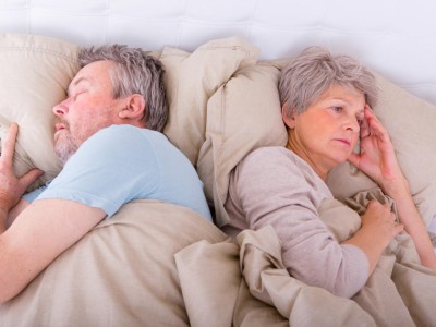 Paar im Bett, Frau liegt wach