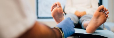 Füße von Patientin werden untersucht