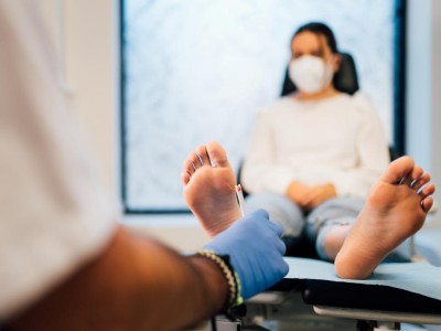Füße von Patientin werden untersucht