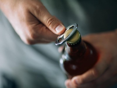 Bierflasche öffnen