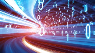 Digital dargestelltes Informationsnetz, 0en und 1en sind vor einem verschwommenen Hintergrund zu sehen