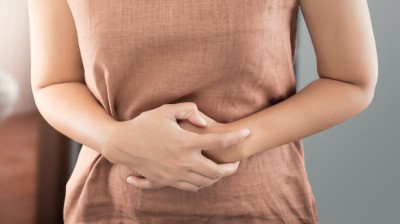 Frau hält sich die Hände vor den Bauch