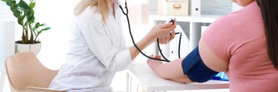 Ärztin misst Frau den Blutdruck