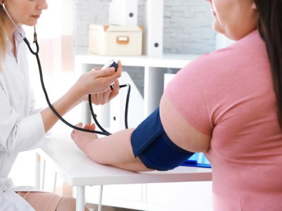 Ärztin misst Frau den Blutdruck