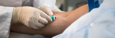 Blutprobe wird bei Patient abgenommen