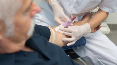 Einem Mann wird Blut abgenommen