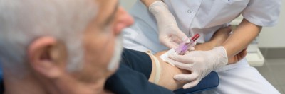 Einem Mann wird Blut abgenommen