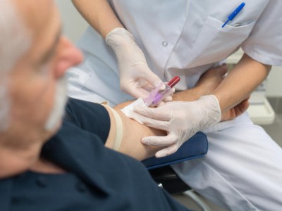 Einem Mann wird Blut abgenommen