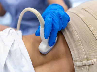 Ärztin führt eine Nierenultraschalluntersuchung durch