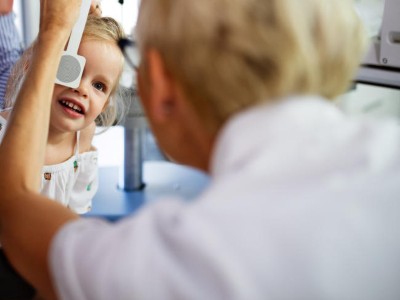 Kind bei der augenärztlichen Untersuchung
