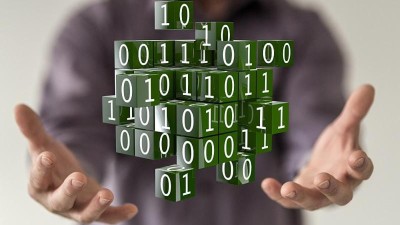Datencodes schweben über schützenden Händen