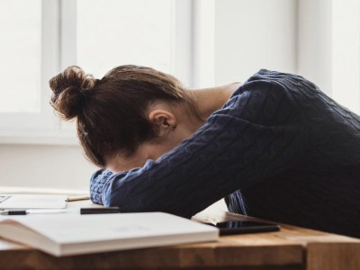 Junge Frau ist am Arbeitsplatz eingeschlafen