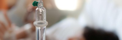 Frau erhält Infusion