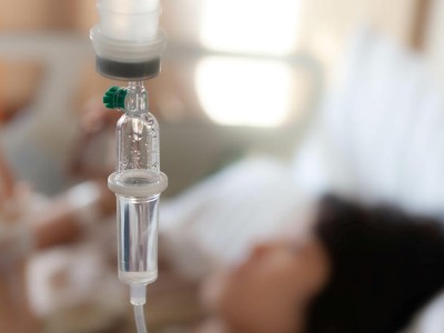 Frau erhält Infusion
