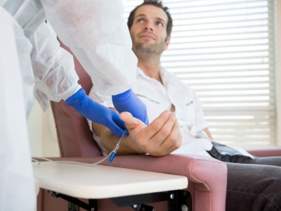 Junger Mann bekommt einen Zugang gelegt