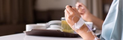 Person isst eine Krankenhaus-Mahlzeit