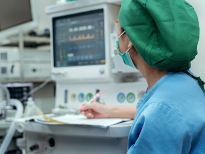 Anästhesistin überwacht Monitore