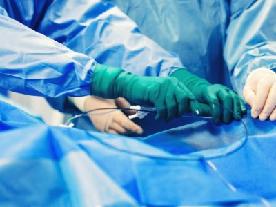 Chirurginnen und Chirurgen legen einen Gefäßzugang