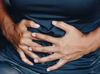 Person hält sich den Bauch