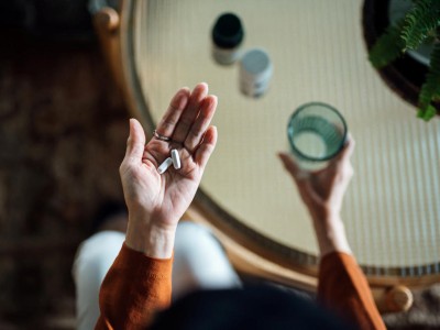 Person hält zwei Tabletten in der Hand