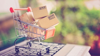 Einkaufswagen auf Laptop_E-Commerce