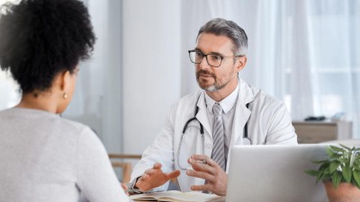 Arzt und Patientin im Gespräch